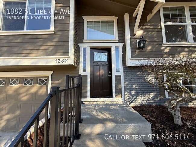 1382 SE Liberty Ave in Gresham, OR - Building Photo - Building Photo