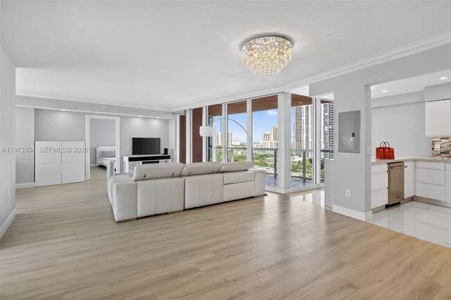 3370 Hidden Bay Dr in Aventura, FL - Foto de edificio - Building Photo