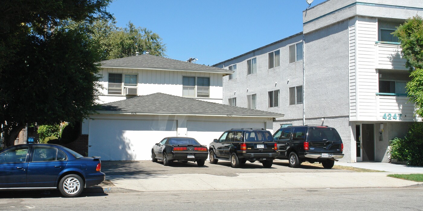 4241-4243 Dixie Canyon Ave in Sherman Oaks, CA - Building Photo