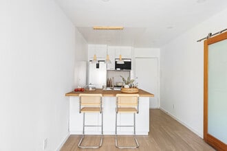 320 S Ardmore Ave, Unit 137 in Los Angeles, CA - Building Photo - Building Photo