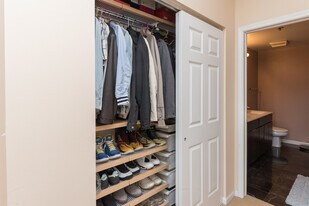 1134 W Granville Ave, Unit 1117 in Chicago, IL - Building Photo