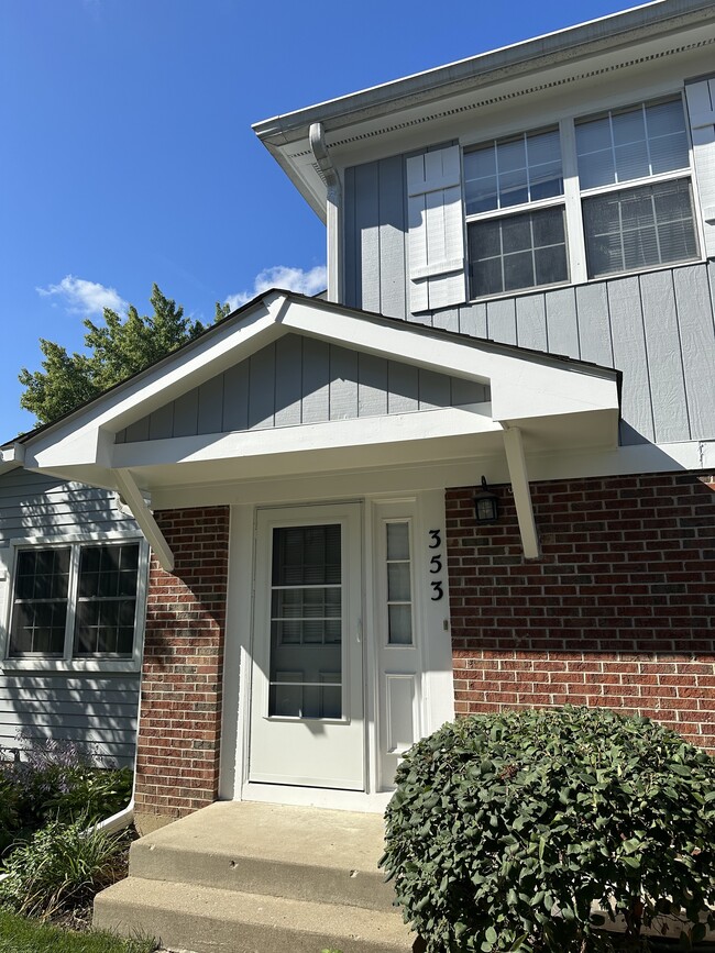 353 Ashwood Ct in Vernon Hills, IL - Building Photo - Building Photo