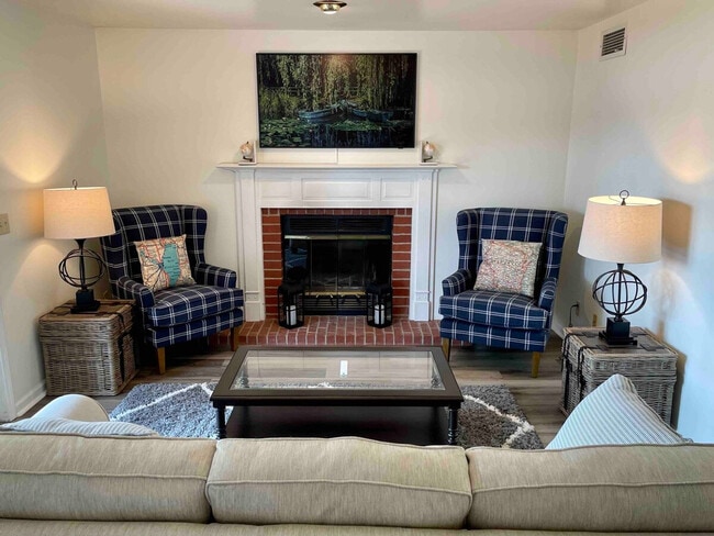 1335 Summit Ave in Oshkosh, WI - Building Photo - Building Photo