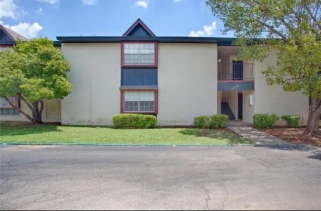 property at 1815 E Lindsey St