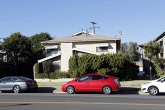 14215 Moorpark St in Van Nuys, CA - Building Photo - Primary Photo