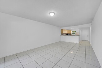 8605 W Sample Rd, Unit 209 in Coral Springs, FL - Foto de edificio - Building Photo