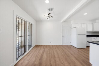 2558 N 40th St in Phoenix, AZ - Building Photo - Building Photo