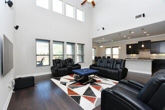 9505 Ivalenes Hope Dr in Austin, TX - Foto de edificio - Building Photo