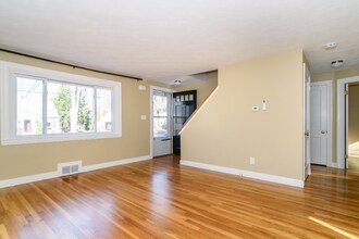 7 Ferndale Rd in Natick, MA - Building Photo - Building Photo