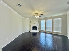 5033 Bomford Dr in Fort Worth, TX - Foto de edificio - Building Photo