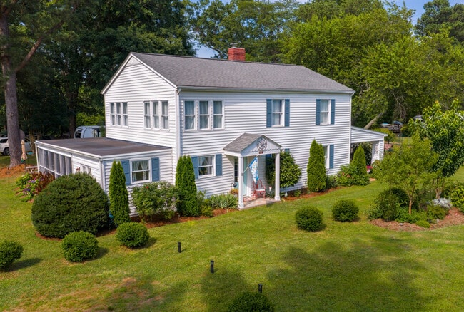 82 Sturgeon St in Deltaville, VA - Foto de edificio - Building Photo