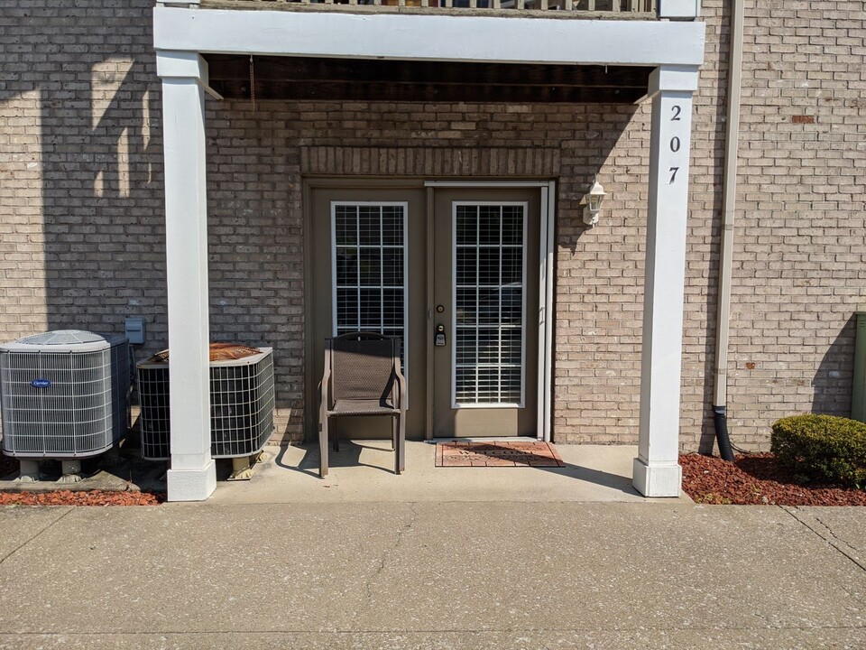 207 Colonial Club Dr in New Albany, IN - Building Photo