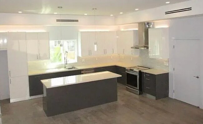 6848 Encino Ave in Encino, CA - Building Photo - Building Photo