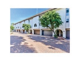 5271 Newcastle Ave in Encino, CA - Building Photo