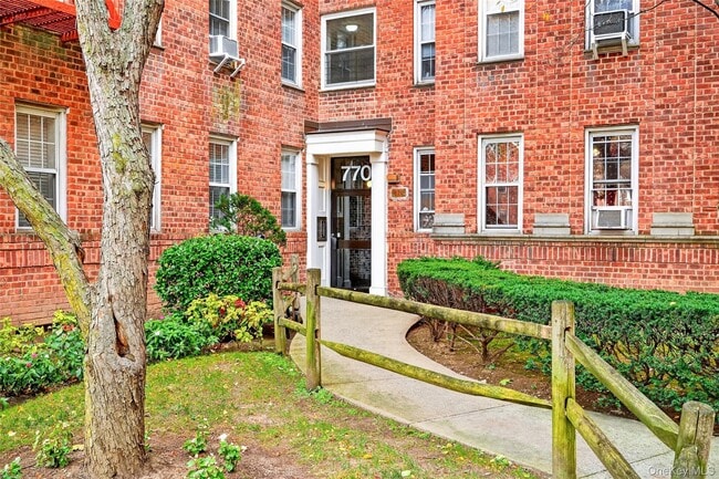 770 Bronx River Rd in Yonkers, NY - Building Photo - Building Photo