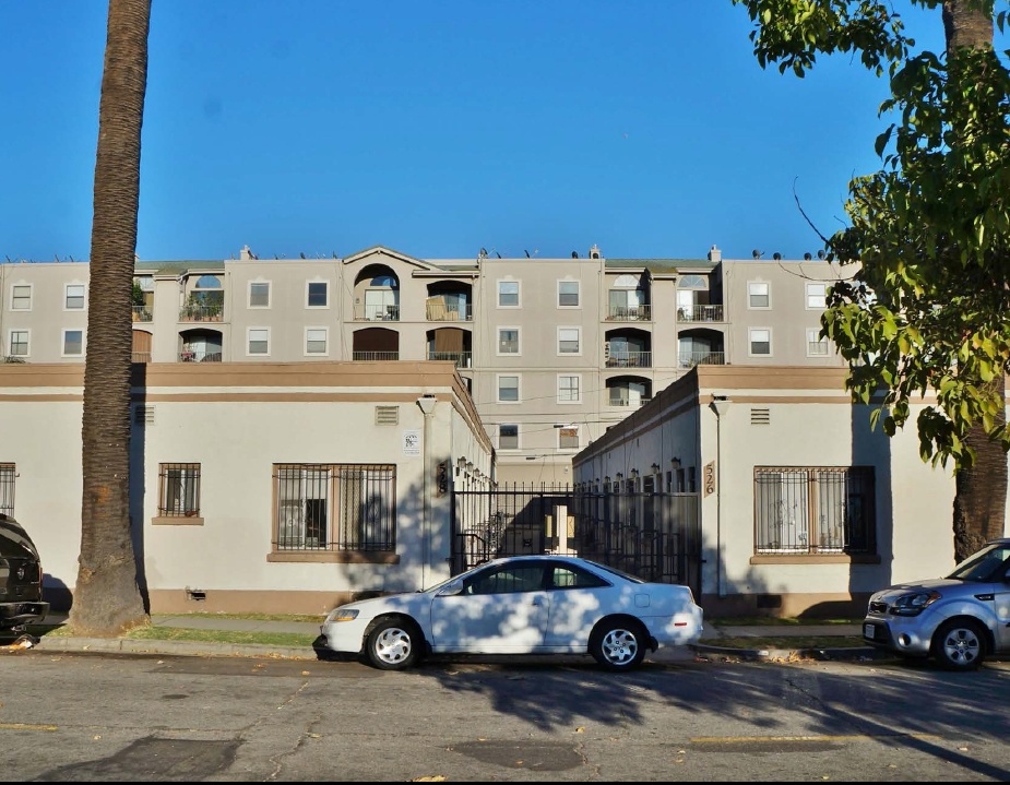 526 Golden Ave in Long Beach, CA - Building Photo