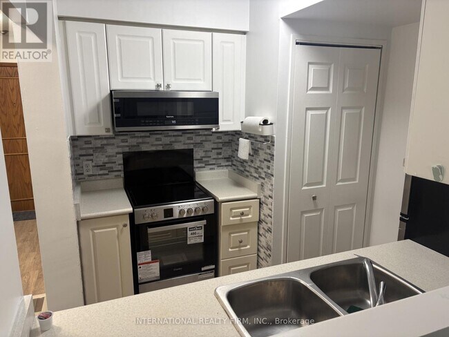 8 Lee Centre Dr in Toronto, ON - Building Photo - Building Photo