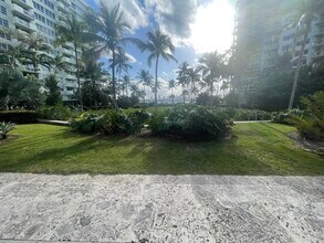 1500 Bay Rd, Unit 1002 in Miami Beach, FL - Foto de edificio - Building Photo