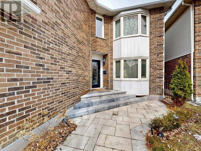 42 Buchanan Crescent in Aurora, ON - Building Photo - Building Photo