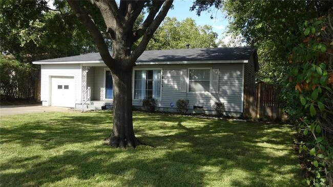 2211 Muret St in Irving, TX - Foto de edificio - Building Photo