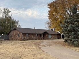 10023 Lark Rd in Weatherford, OK - Building Photo