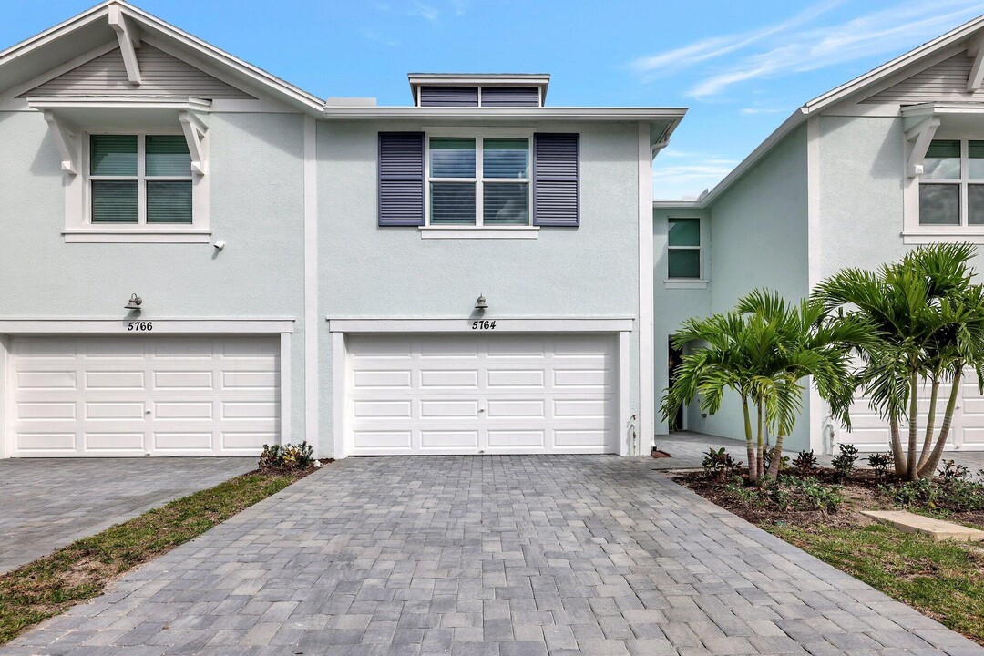 5764 SE Edgewater Cir in Stuart, FL - Building Photo