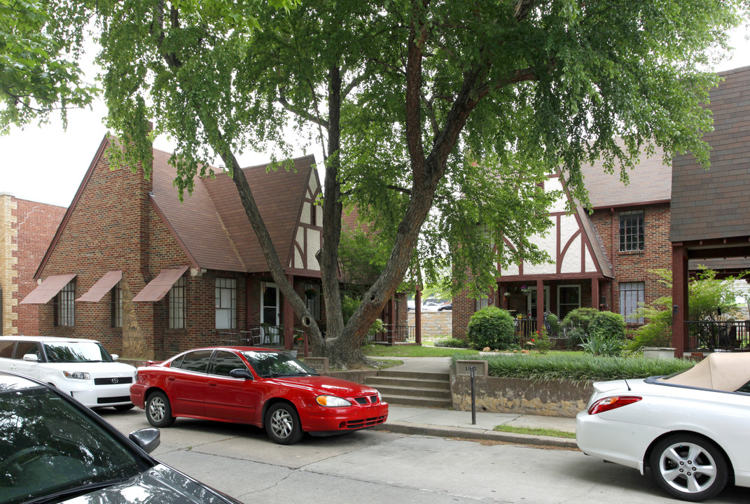 English Court in Tulsa, OK - Building Photo