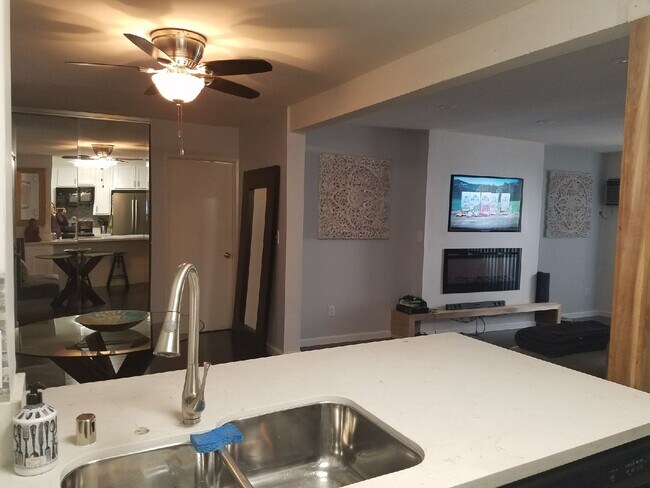 550 W Regent St, Unit 125 in Inglewood, CA - Building Photo - Building Photo