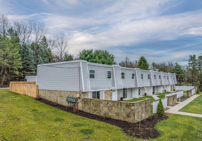 2207 Aurora Dr in Pittsburgh, PA - Building Photo - Building Photo