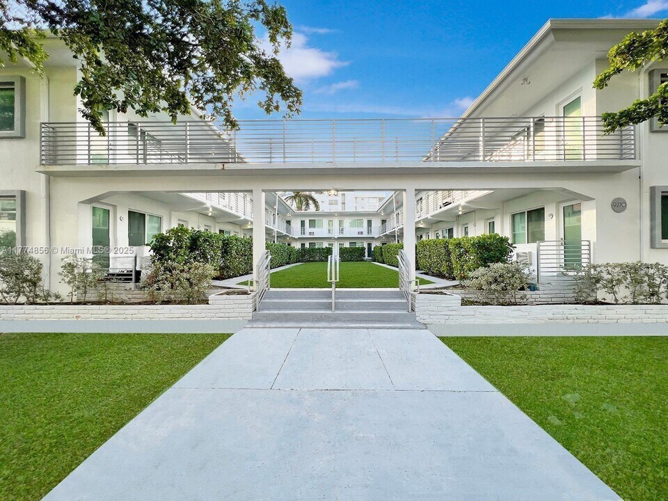 9270 E Bay Harbor Dr in Bay Harbor Islands, FL - Building Photo