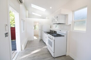 21107 Damson Rd, Unit C in Lynnwood, WA - Building Photo