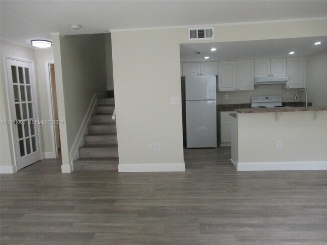 6825 SW 45th Ln in Miami, FL - Building Photo - Building Photo