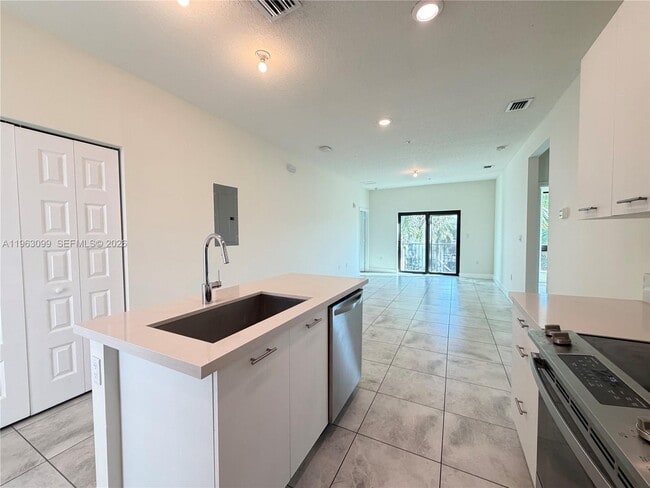 4640 NW 84th Ave in Doral, FL - Building Photo - Building Photo