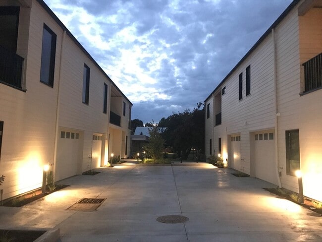 2403 SE 58th Ave in Portland, OR - Building Photo - Building Photo