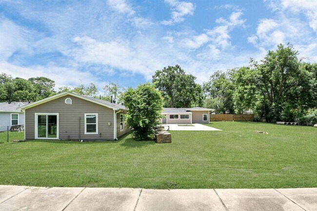 6735 Alpine Dr in Houston, TX - Building Photo - Building Photo