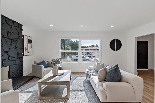 6927 Willis Ave in Van Nuys, CA - Foto de edificio - Building Photo