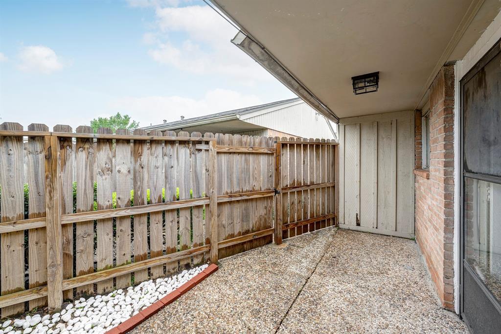 1529 Wirt Rd in Houston, TX - Building Photo
