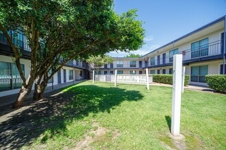 University Place in Denton, TX - Building Photo - Building Photo