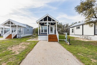 25928 Haynie Flat Rd in Spicewood, TX - Foto de edificio - Building Photo