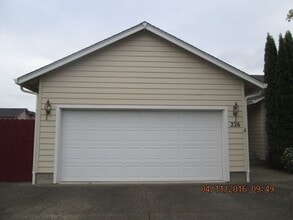 226 Montclair Dr in Sutherlin, OR - Building Photo - Building Photo
