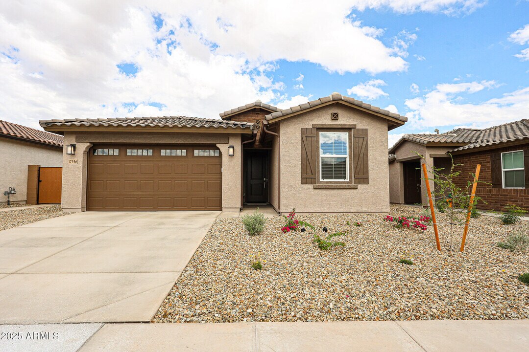 17356 W Smoketree Dr in Surprise, AZ - Building Photo