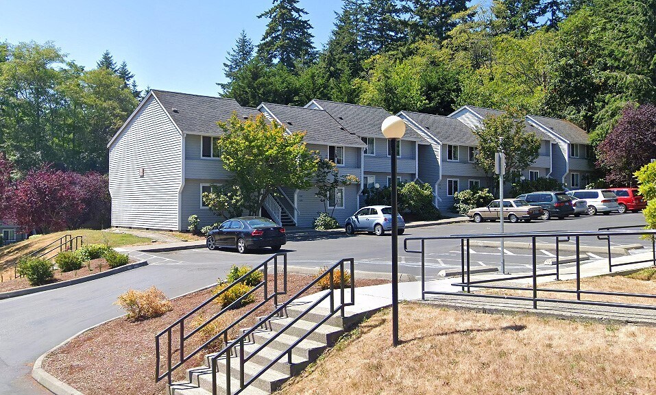 821 High School Rd NE in Bainbridge Island, WA - Building Photo