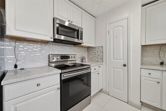 7226 Skybright Ln in Houston, TX - Building Photo - Building Photo