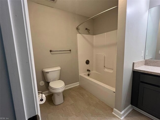 1016 Thoroughgood Wy, Unit 100 in Chesapeake, VA - Foto de edificio - Building Photo