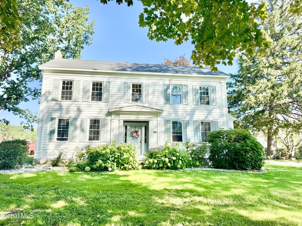 675 Mac Elroy Rd in Ballston Lake, NY - Building Photo
