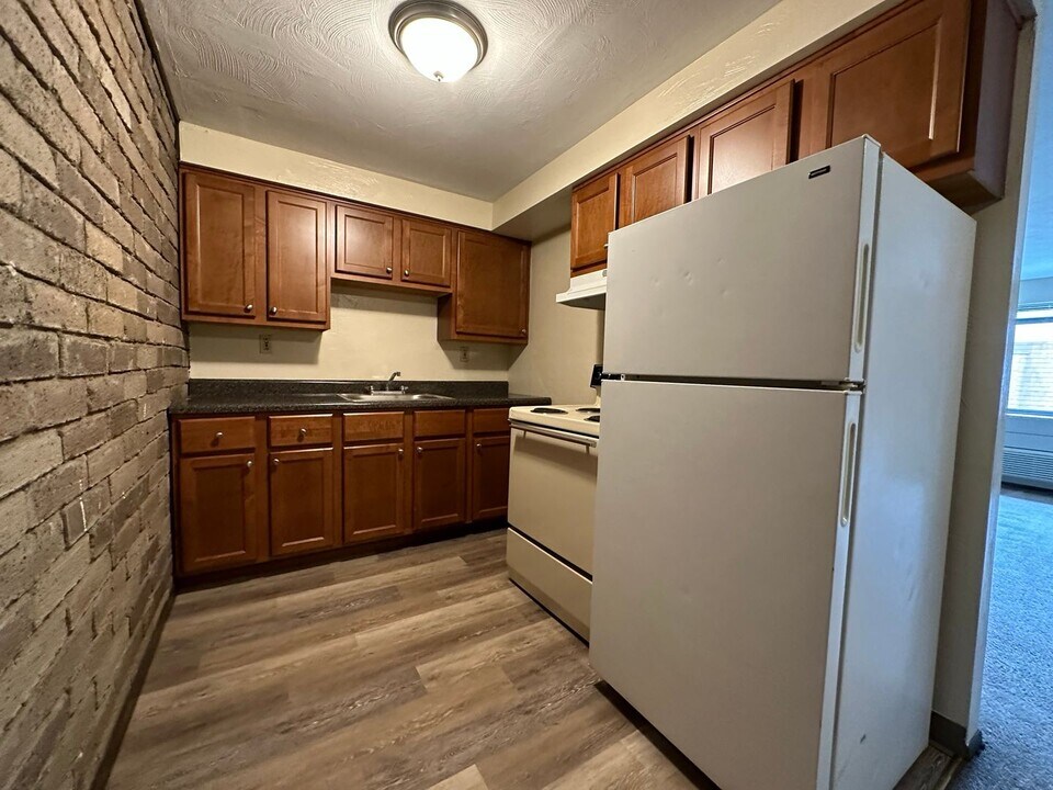 301-312 Kellywood Manor in New Kensington, PA - Building Photo
