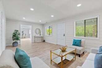 1105 Valota Rd in Redwood City, CA - Building Photo - Building Photo