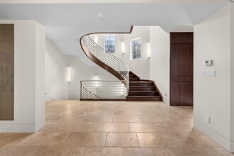 121 Piping Rock Rd in Locust Valley, NY - Building Photo - Building Photo