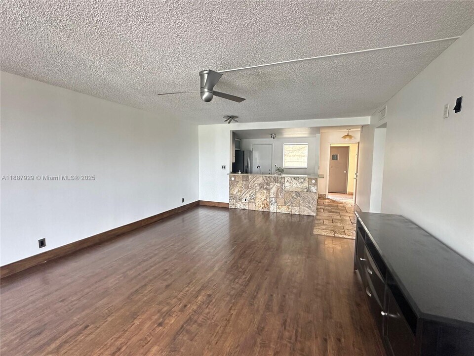 900 NE 12th Ave in Hallandale Beach, FL - Building Photo