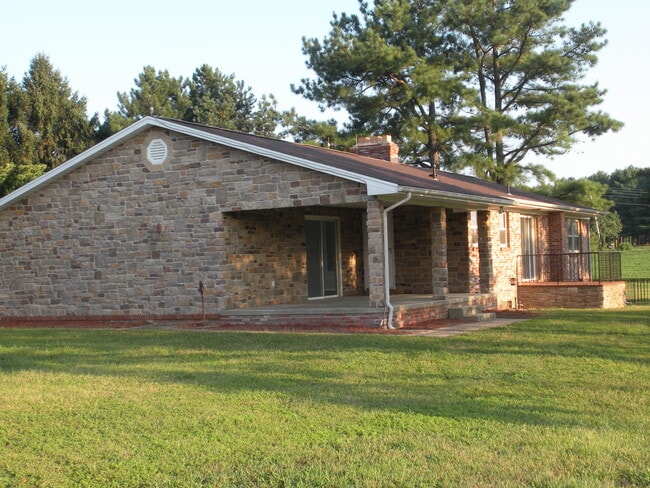 1755 Holland Cliffs Rd in Huntingtown, MD - Building Photo - Building Photo